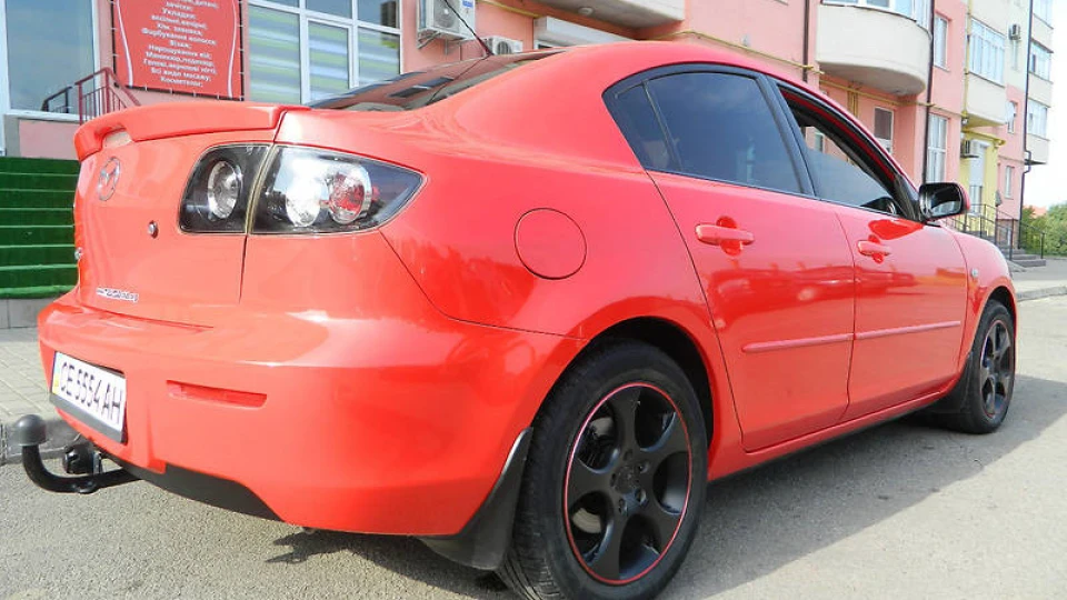 Mazda 3 Яскраво червона 4