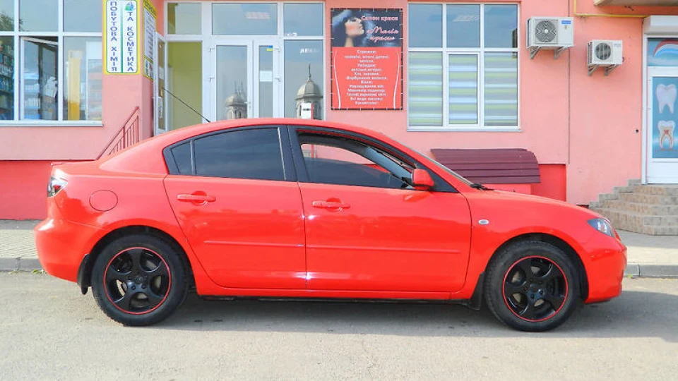 Mazda 3 Яскраво червона 5