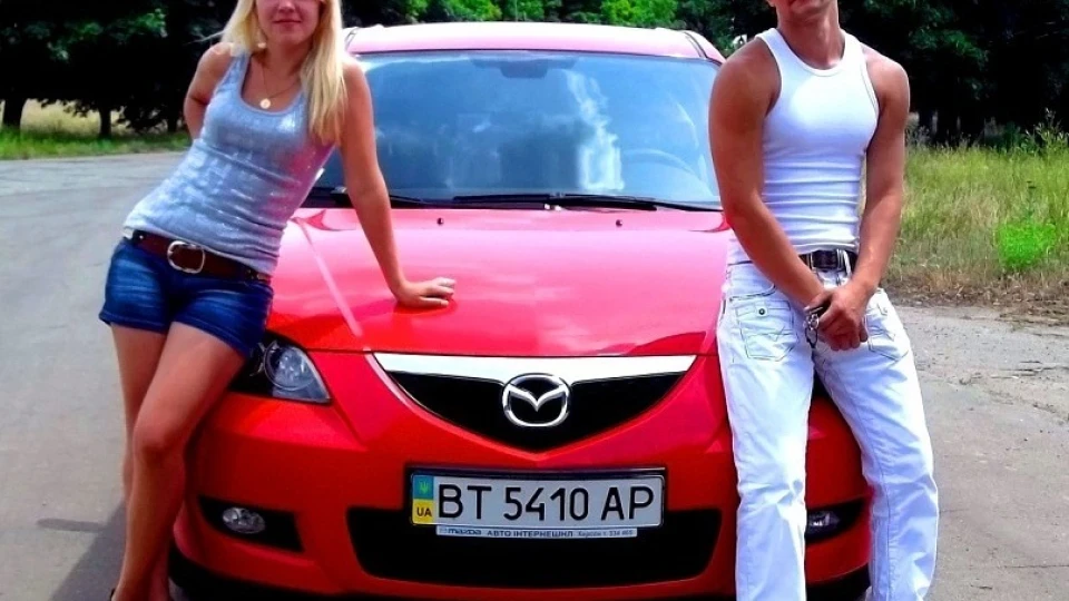 Mazda 3 матрьошка в червоному 2