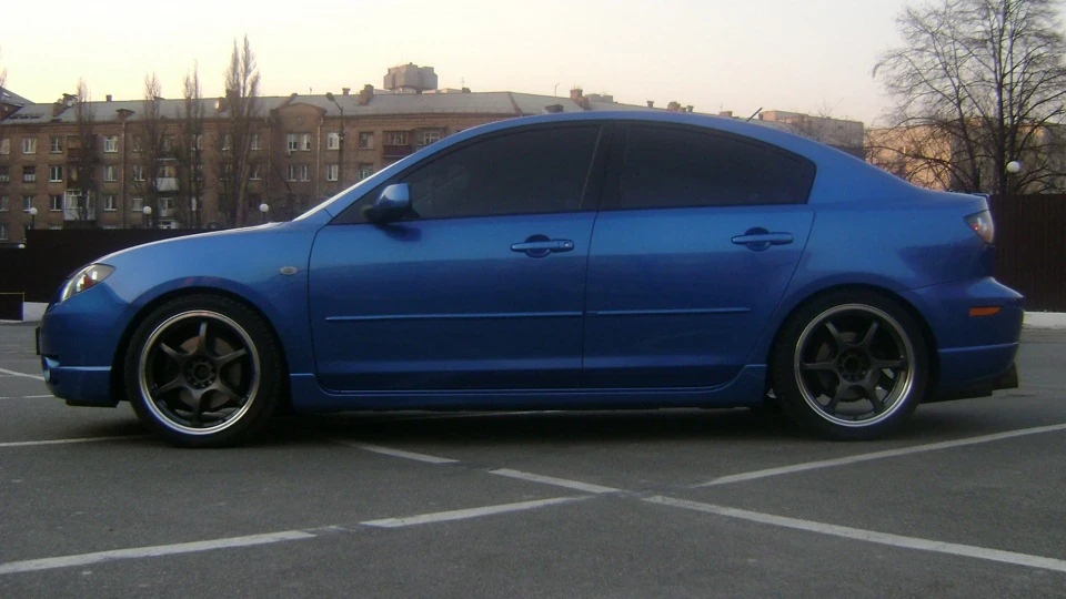 Mazda 3 Синя ракета