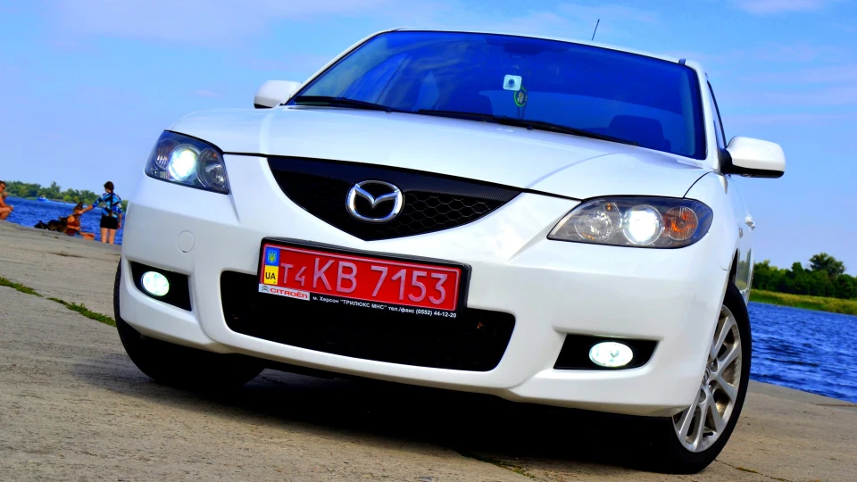 Mazda 3 / White Cloud