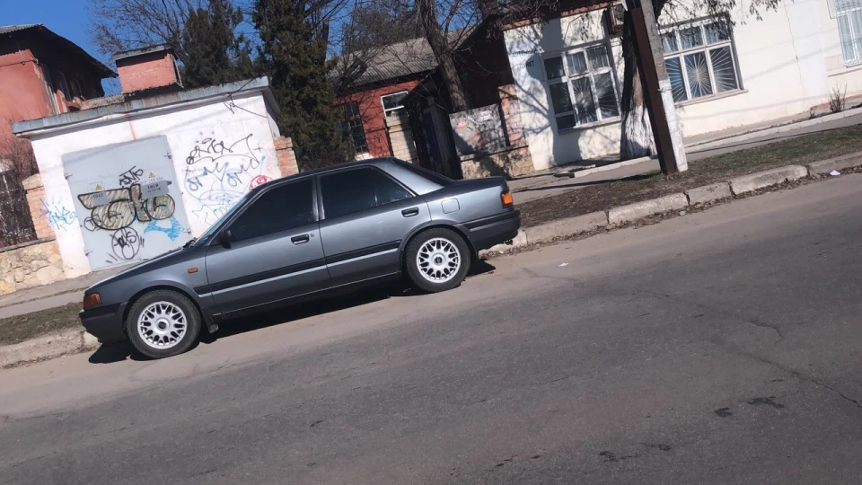 Mazda 323 2
