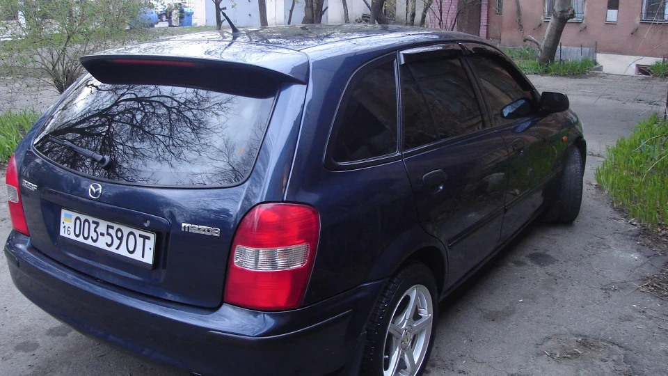 Mazda 323 2