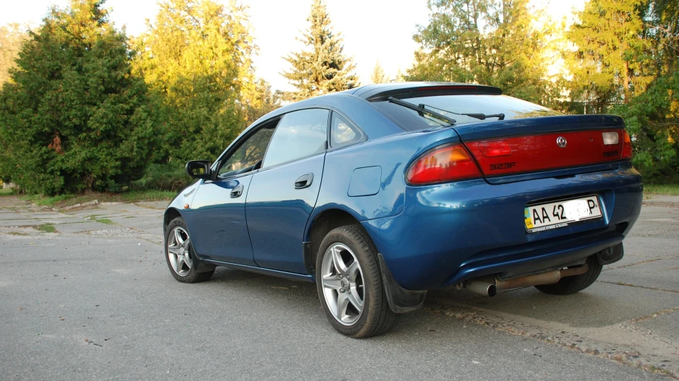 Mazda 323 2