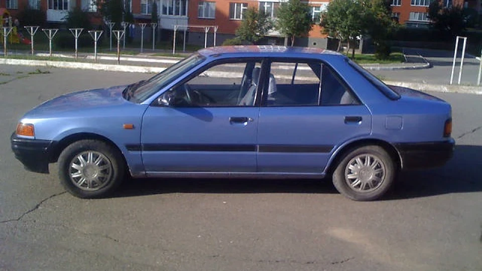 Mazda 323 2