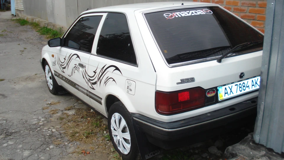 Mazda 323 2