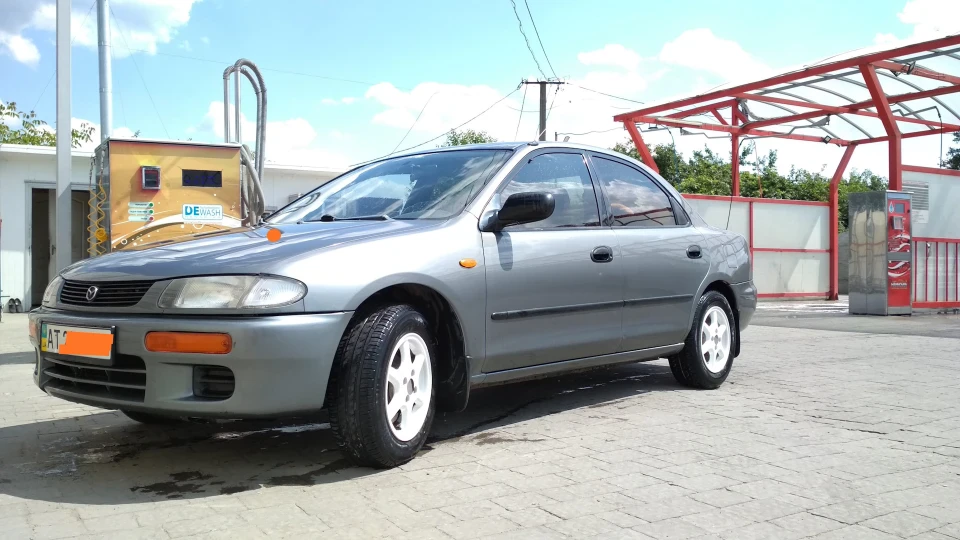 Mazda 323 2