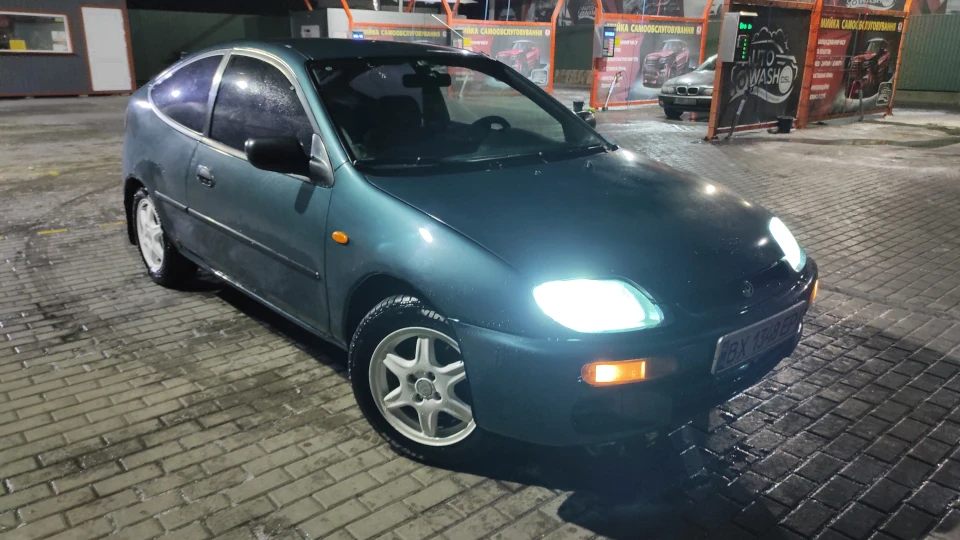 Mazda 323 1.3 бензин 4