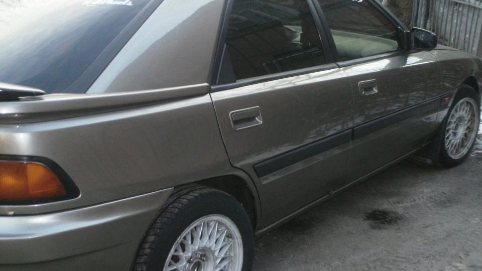 Mazda 323 1,6 V16 4