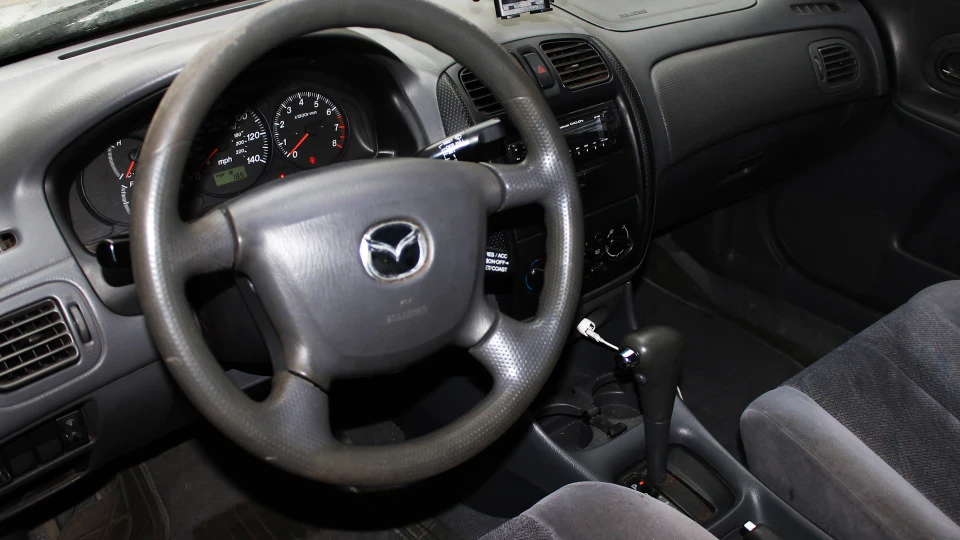 Mazda 323 1.8 FULL 2