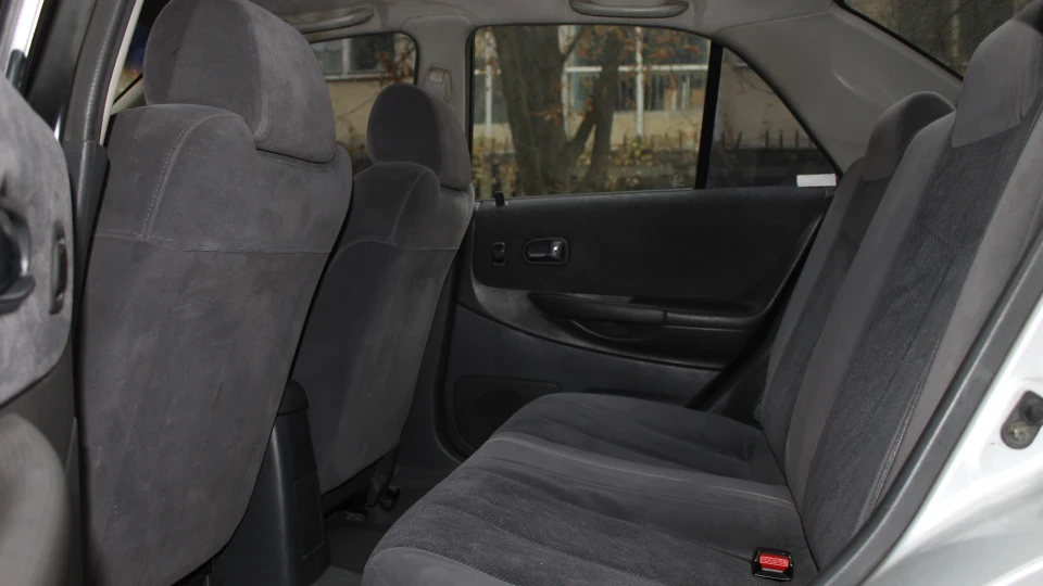 Mazda 323 1.8 FULL 3