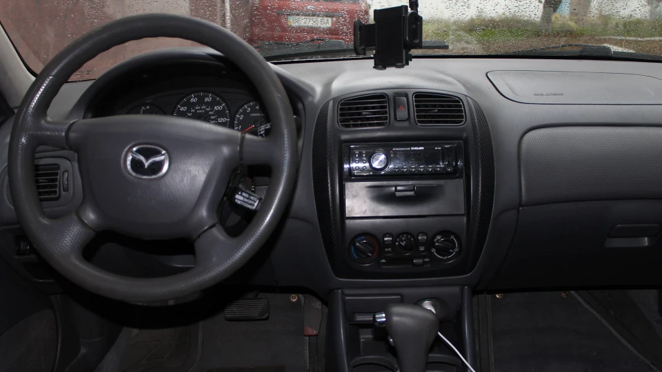 Mazda 323 1.8 FULL 4