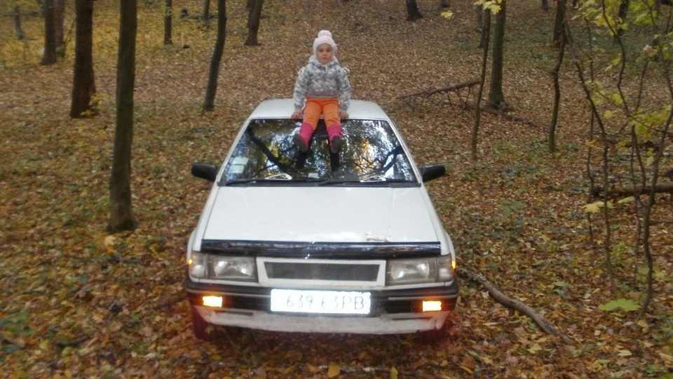 Mazda 323 Білий седанчик 1.5 2