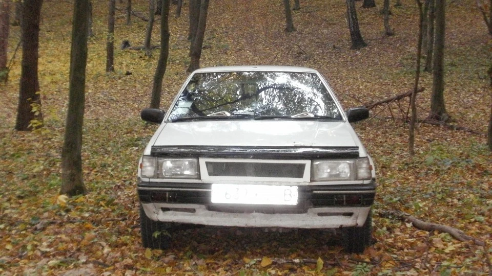 Mazda 323 Білий седанчик 1.5 3