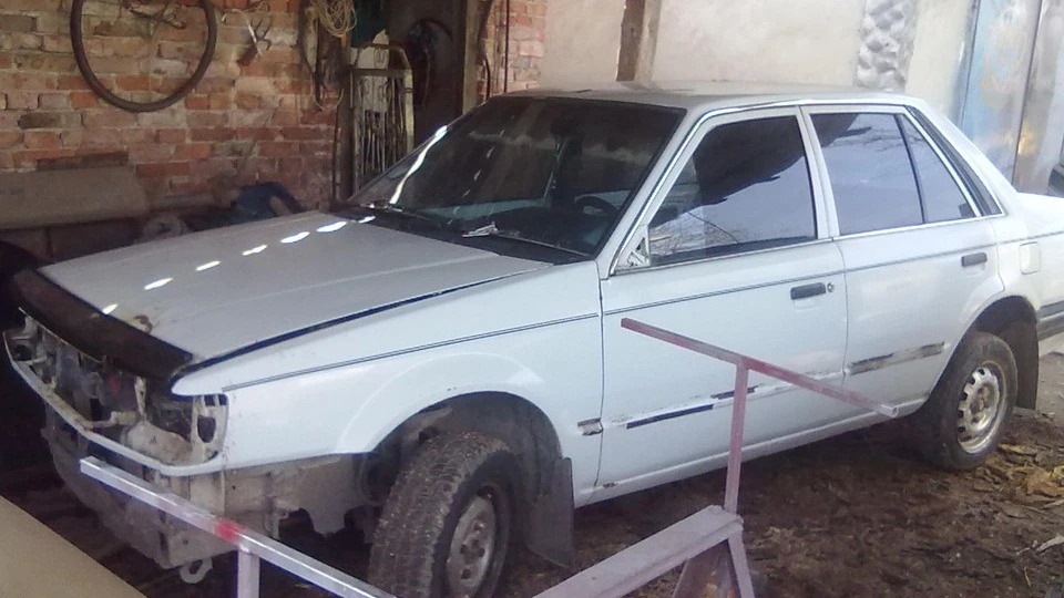 Mazda 323 Білий седанчик 1.5 5