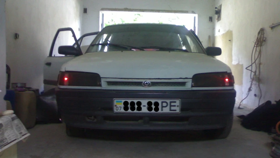 Mazda 323 білий 2