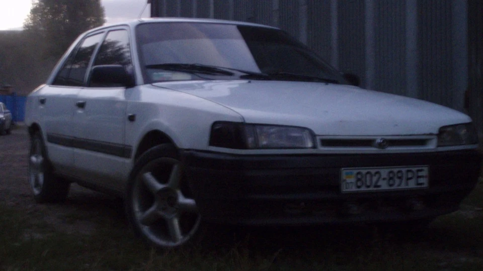 Mazda 323 білий 3