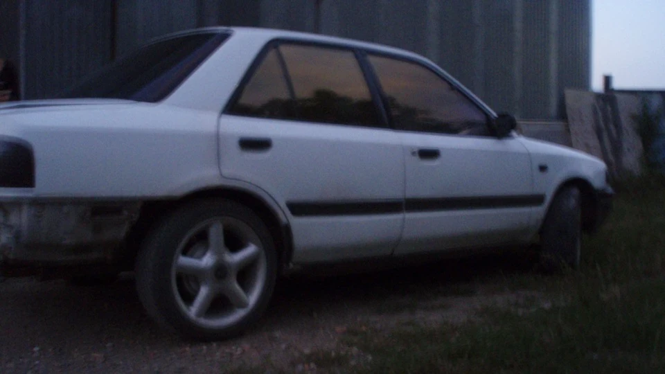 Mazda 323 білий 4