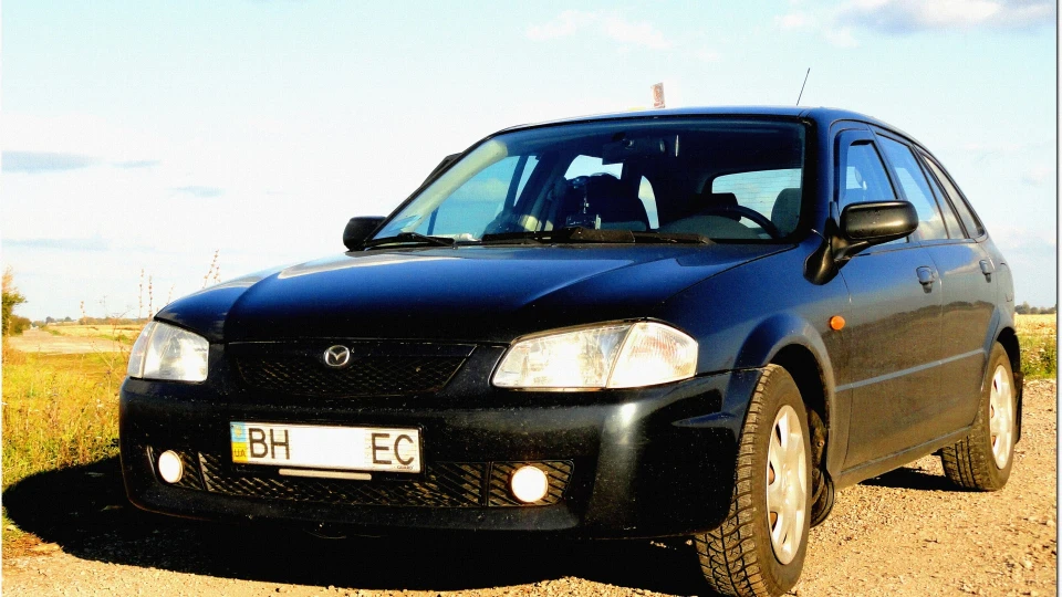 Mazda 323 f Mazda 4