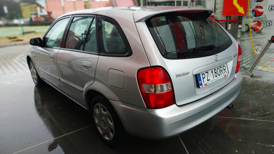 Mazda 323 Familia BJ Hatchback 2