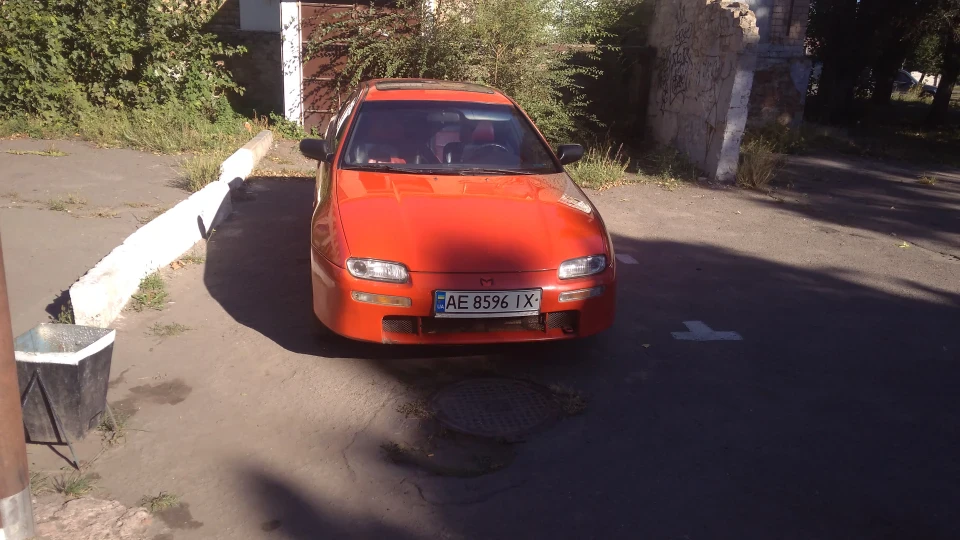 Mazda 323 Купив собі червону ракету