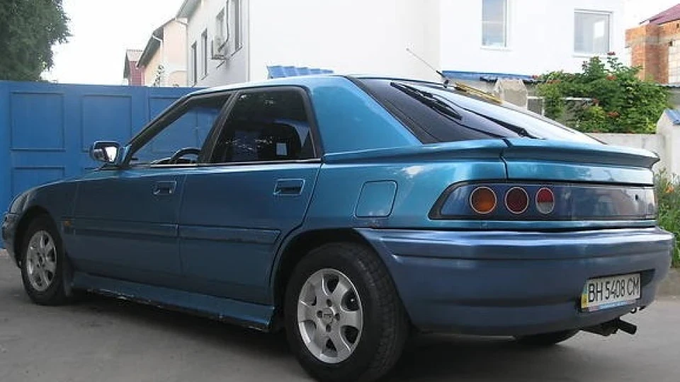 Mazda 323 низька 3