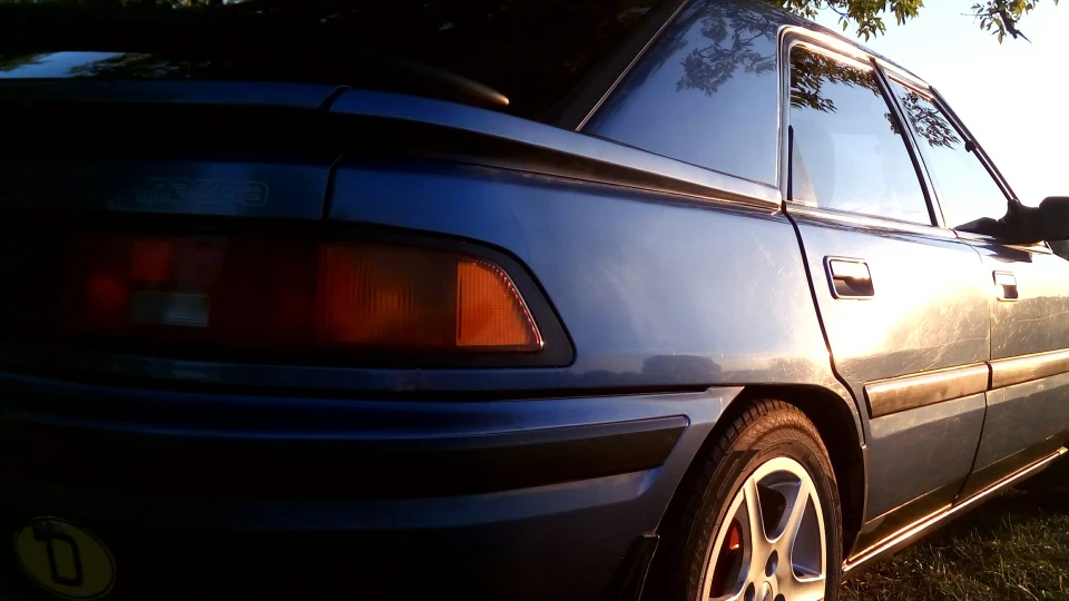 Mazda 323 синяя лялька 3
