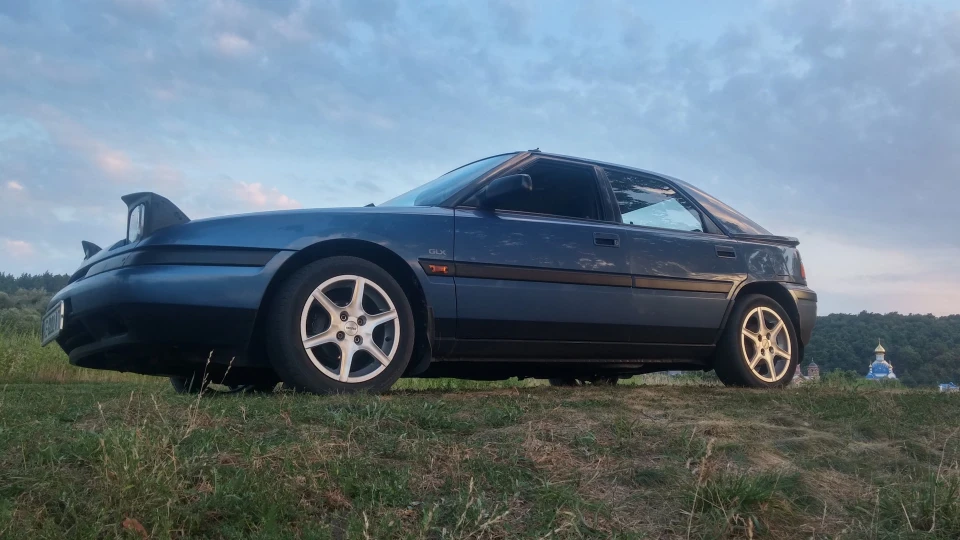 Mazda 323 синяя лялька 4