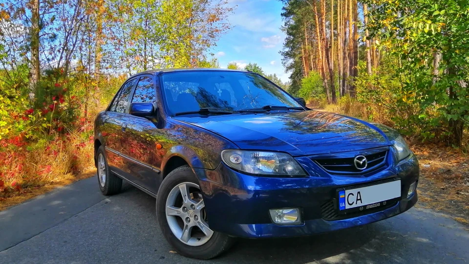 Mazda 323 Синя Північ