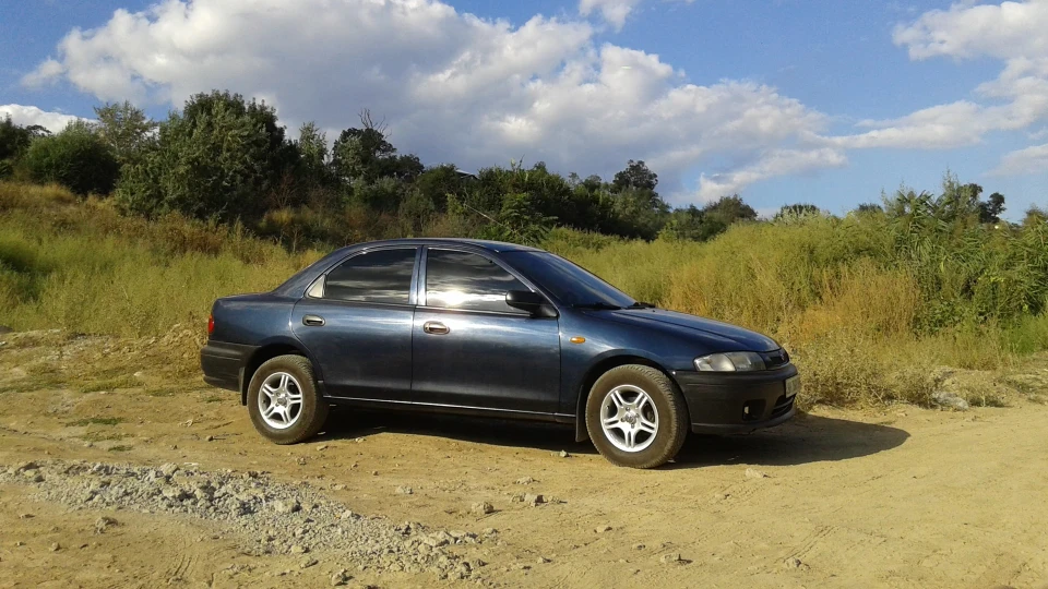 Mazda 323 Синій Sеданчег ツ 3