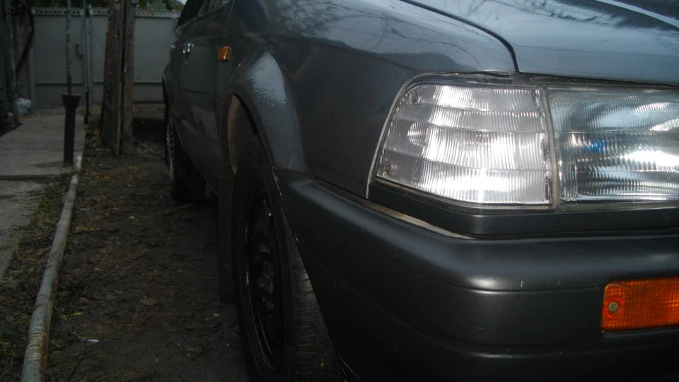 Mazda 323 Темно сіра 1.6=) 4