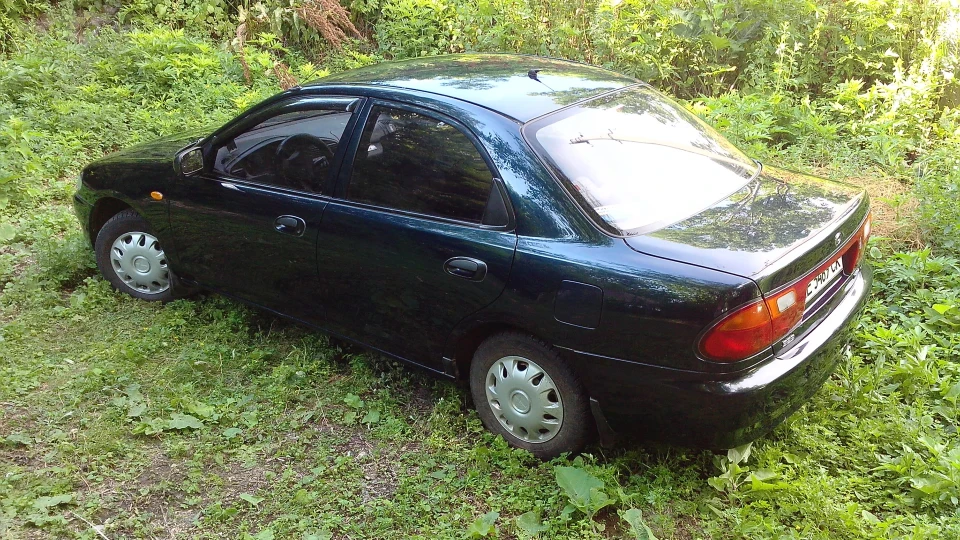 Mazda 323 темно синій металік 1.3 2