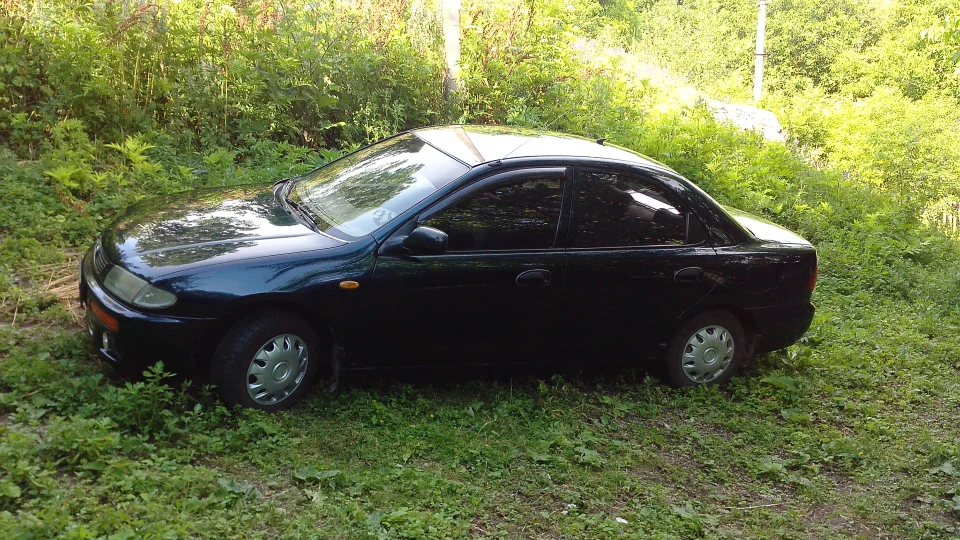 Mazda 323 темно синій металік 1.3 3