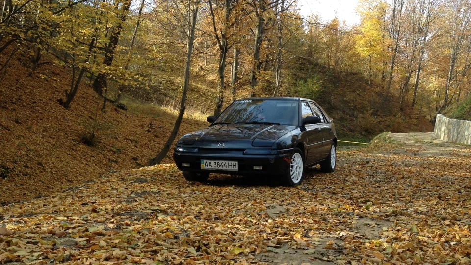 Mazda 323 Хамеліон 2