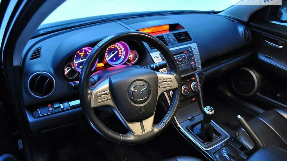 Mazda 6 Sedan 2.5 MT Luxury 2