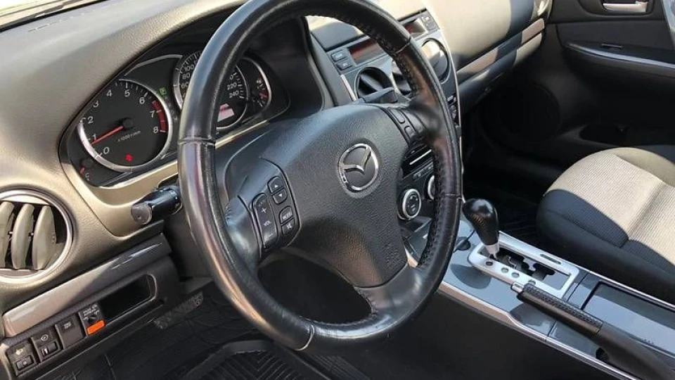Mazda 6 Сірий металік 2.0 бензі 4