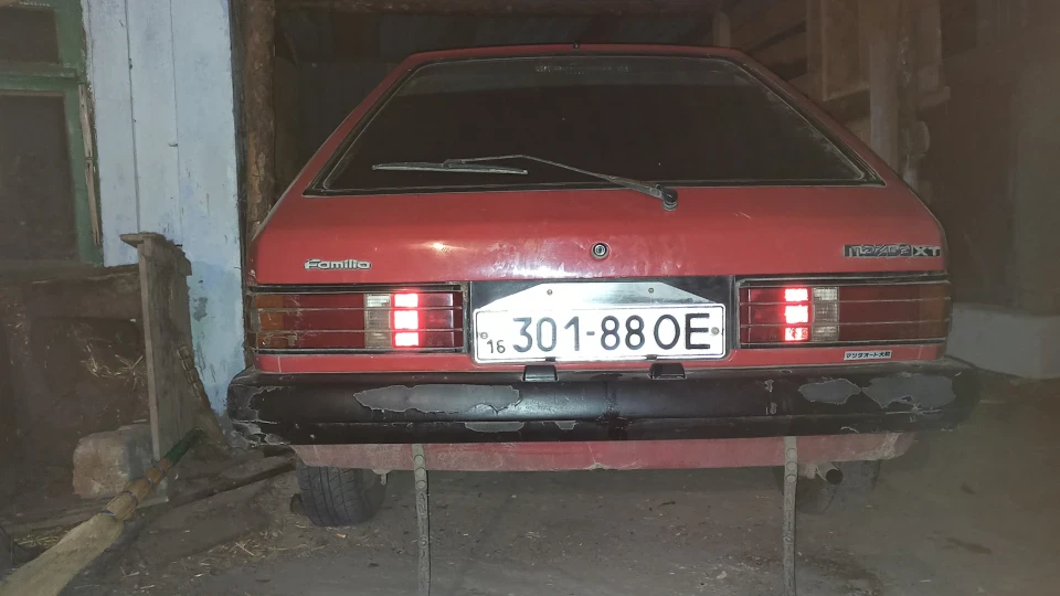 Mazda Familia Червоний 1,3