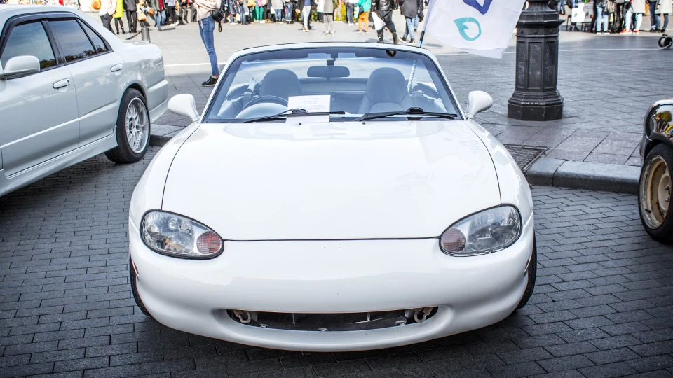 Mazda MX-5 Roadster 4