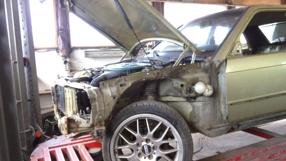 Mercedes-Benz 190 (W201) підготовка та фарбування 3