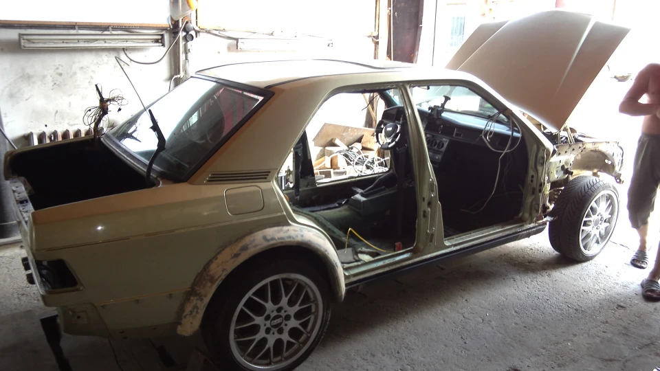 Mercedes-Benz 190 (W201) підготовка та фарбування 5