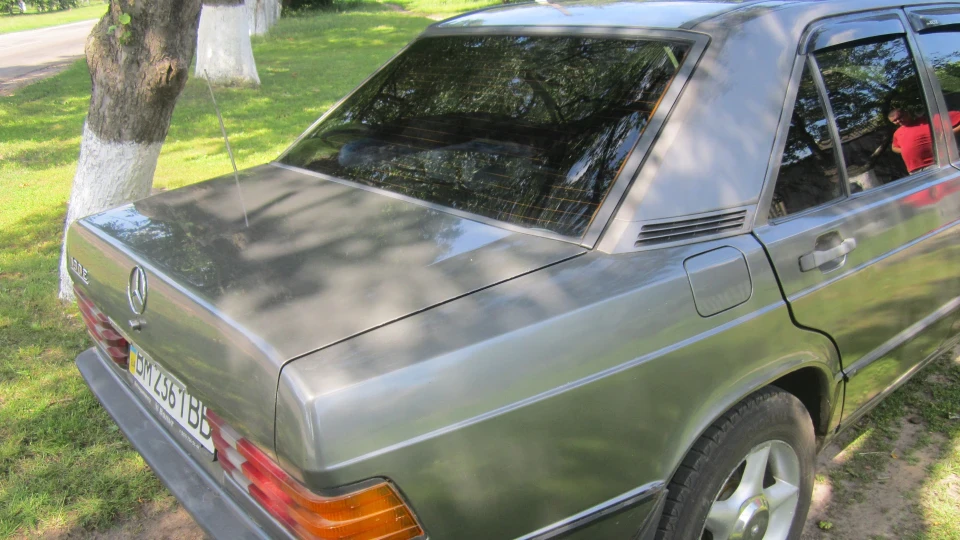 Mercedes-Benz 190 (W201) сірий металік 3