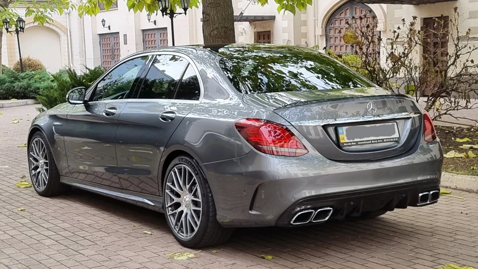 Mercedes-Benz C 63 AMG емоция 2