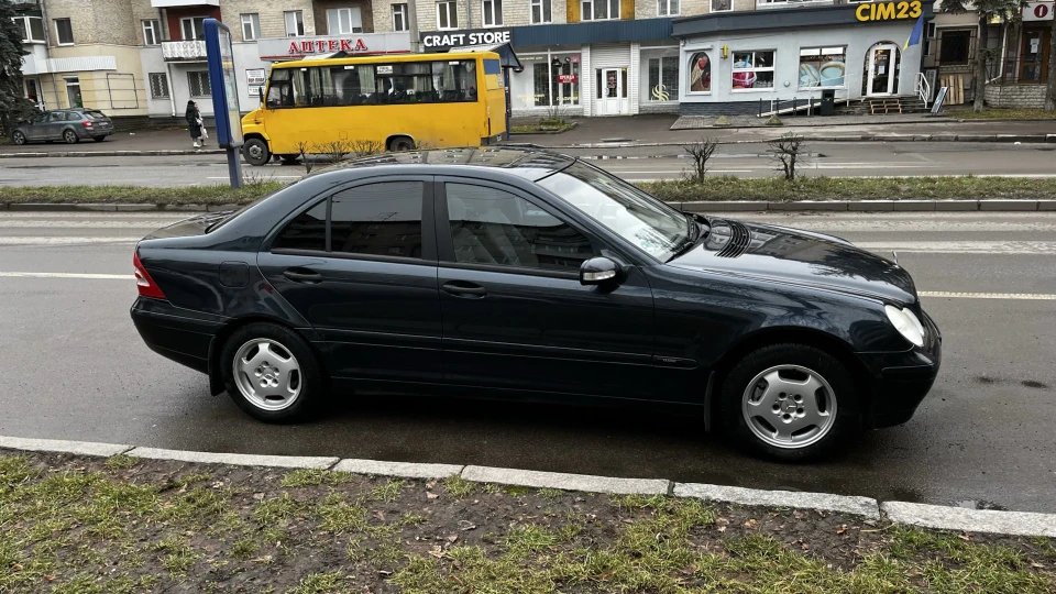 Mercedes-Benz C-Class 2