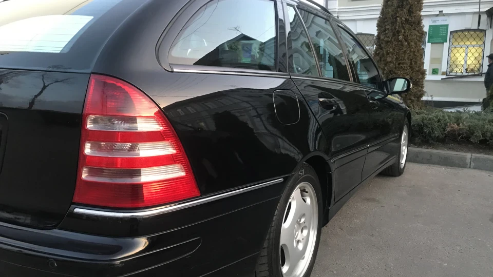 Mercedes-Benz C-Class 2
