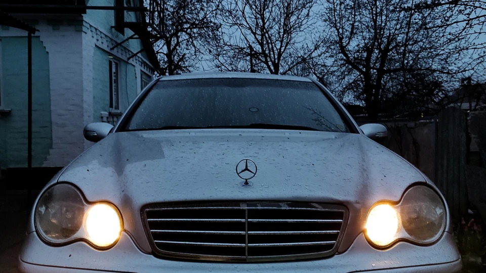 Mercedes-Benz C-Class 4