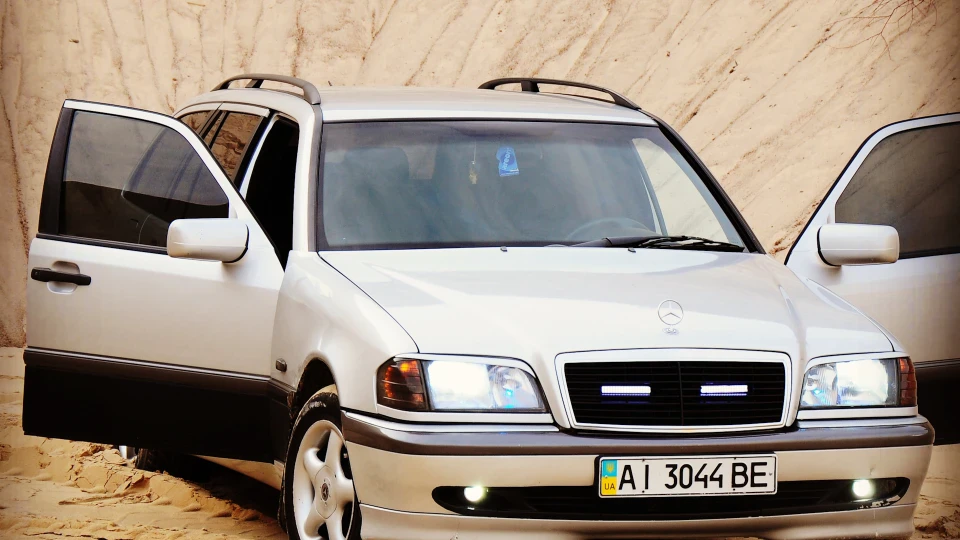 Mercedes-Benz C-Class 2.5 TD 3