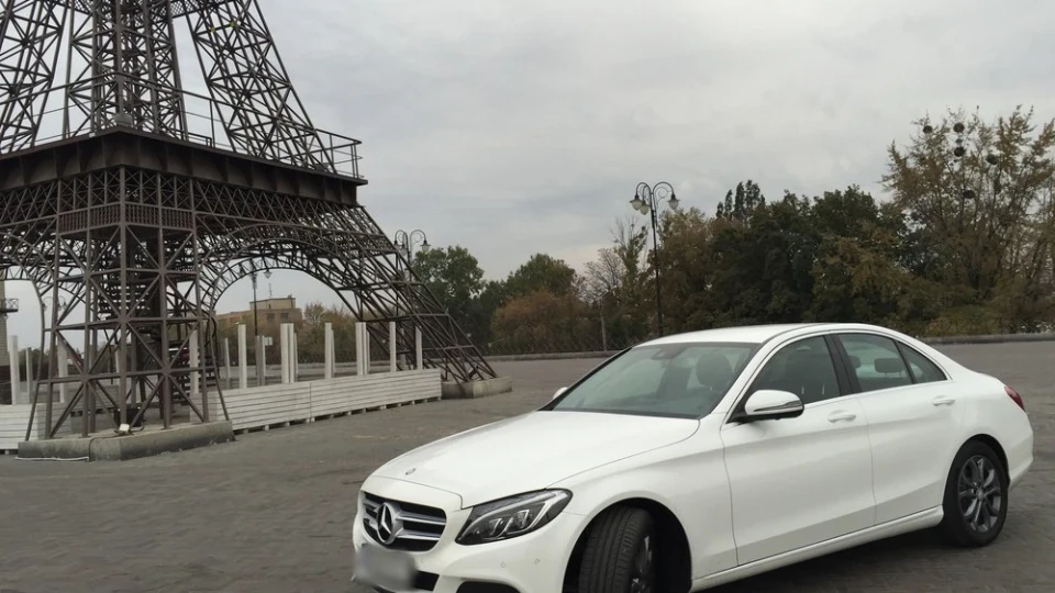 Mercedes-Benz C-Class Білий мерс. Звати Маха