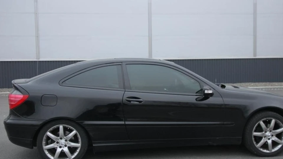 Mercedes-Benz C-Class Чорний Пістолет 2