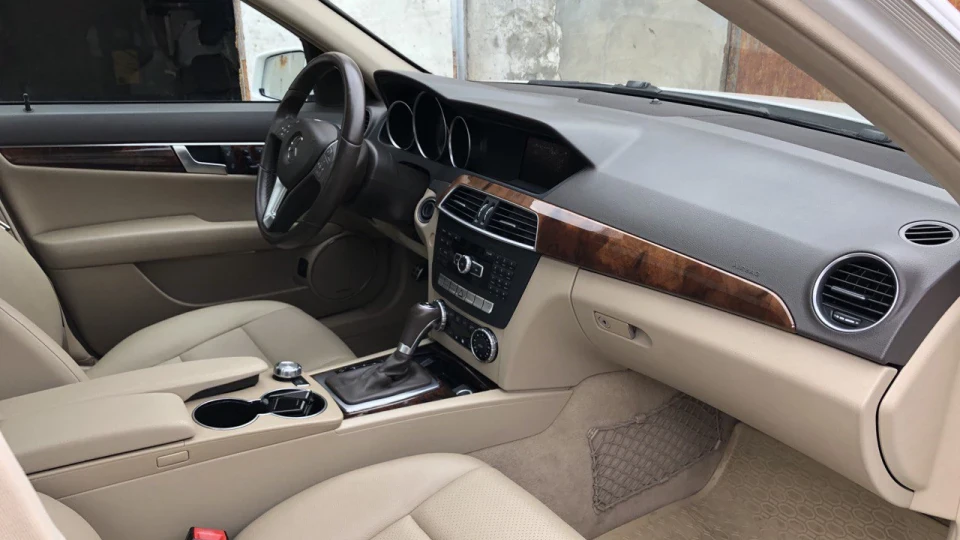 Mercedes-Benz C-Class Polar White 2