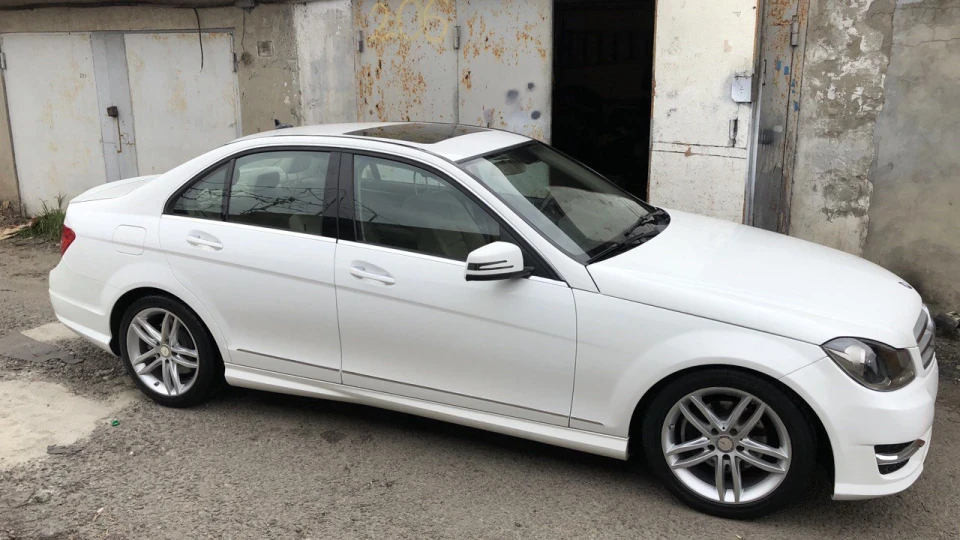 Mercedes-Benz C-Class Polar White 3